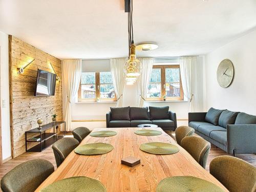 a living room with a large wooden table and chairs at Ferienwohnung Hochkalterblick in Schönau am Königssee