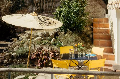 a table and chairs with a surfboard on a patio at Ferienwohnung Gute Laune in Berchtesgaden