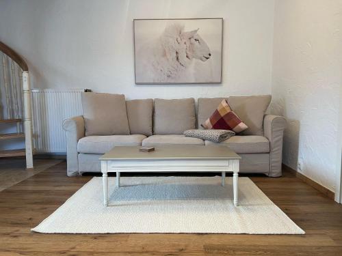 a living room with a couch and a coffee table at Ferienhäuschen Storchennest in Schönau am Königssee