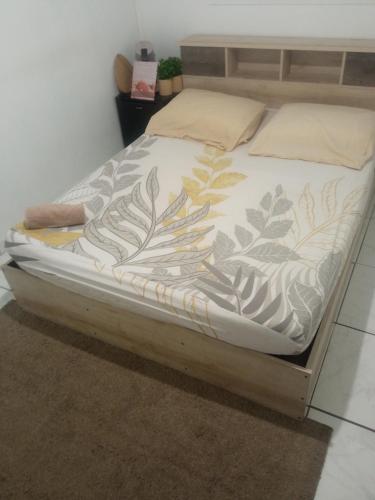 フォール・ド・フランスにあるChambre d'hôteの木枠のベッド1台分