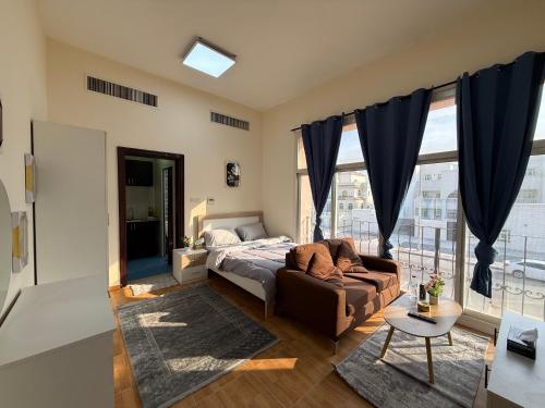 een slaapkamer met een bed en een groot raam bij استديو مفروش المشرف in Baţīn