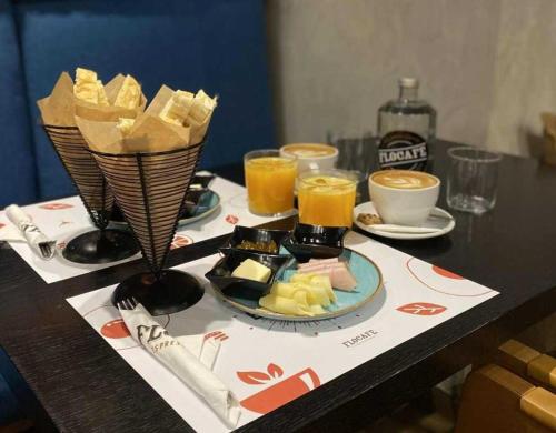 un tavolo con un piatto di cibo e alcune bevande di B48 Athens Dafni ad Atene