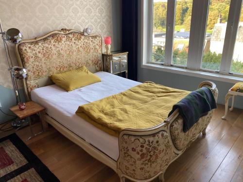 una camera da letto con un letto vecchio stile con lenzuola gialle di Het huis met de Barbies ad Arnhem