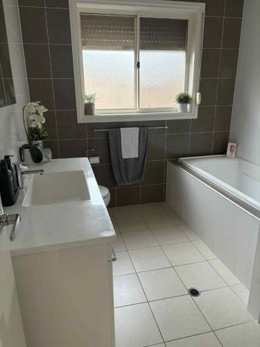 Fotografie z fotogalerie ubytování Modern, Central Gather Round Getaway in Tranmere v destinaci Campbelltown