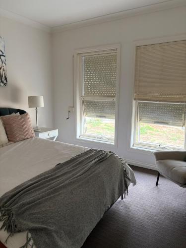 Postel nebo postele na pokoji v ubytování Modern, Central Gather Round Getaway in Tranmere