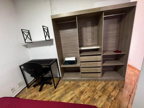 a bedroom with a closet with a desk and a chair at Apartamento em Brás, centro, eventos em São Paulo in Sao Paulo