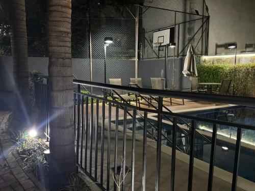 a balcony with a pool and a basketball hoop at Apartamento em Brás, centro, eventos em São Paulo in Sao Paulo