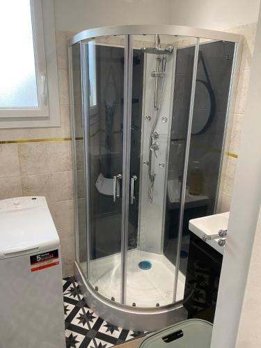 eine Dusche mit Glastür im Badezimmer in der Unterkunft Appartement agréable Orleans centre-ville in Orléans