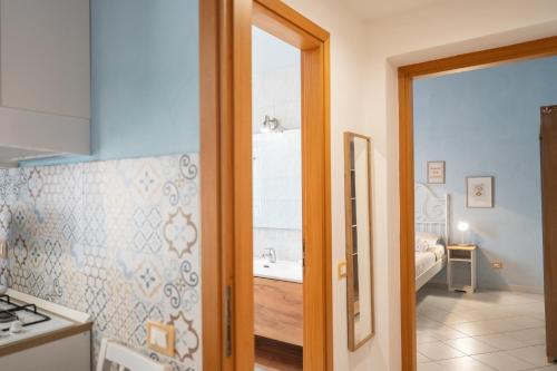 een keuken met een deur naar een kamer bij Napolitano Rooms - Salerno Town in Salerno