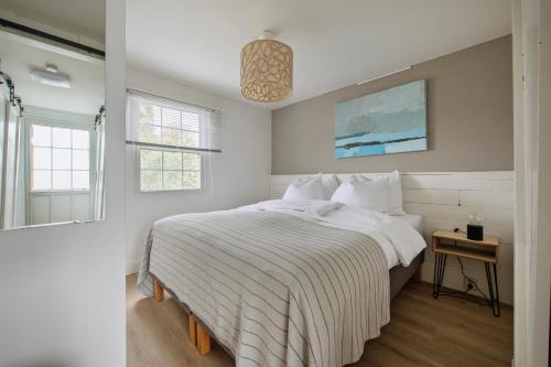 a bedroom with a bed with a white comforter at 31, Ruimtelijk - Airco - Privé Parkeren - Natuur - Recreational Only in Oisterwijk