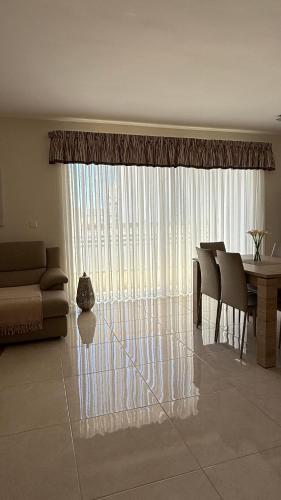 Χώρος καθιστικού στο Seabreeze Marsaxlokk Apartment