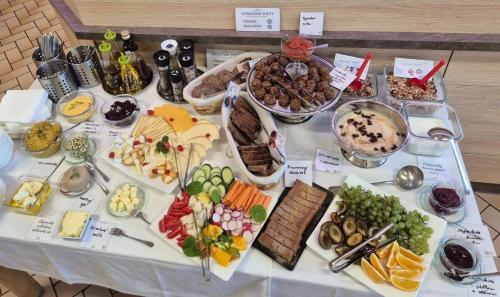 Una mesa con muchos tipos diferentes de comida sobre ella. en Hotel Chytrov, en Volfířov