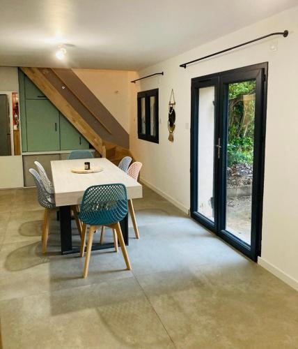 una sala da pranzo con un tavolo e alcune sedie di Maison familiale a Le Pradet