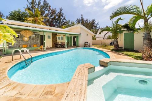 VILLA EMERAUDE - A 200m du magnifique lagon de l'Hermitage à ST GILLES LES BAINS - Villa 3 chambres avec piscine في Saint-Paul: حمام سباحة أمام منزل