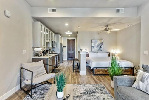 een slaapkamer met een bed en een woonkamer bij 1min Delta - Pool & Hot tub - King Bed - Gym - Parking in 214 North Temple Condominium