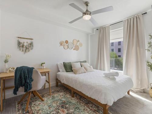 Ένα ή περισσότερα κρεβάτια σε δωμάτιο στο Downtown Oasis - Gym & Courtyard Fire Pit