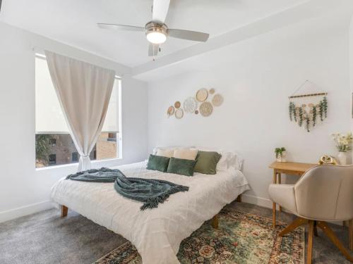 Ένα ή περισσότερα κρεβάτια σε δωμάτιο στο DT SLC - King Bed - Gym - Parking - Walk Score 90