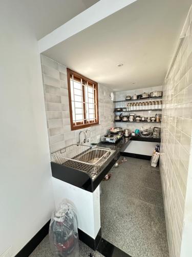 Una cocina o cocineta en Bhargavi homes