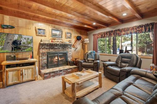 ein Wohnzimmer voller Möbel und einem Kamin in der Unterkunft All in Cabin in Big Bear Lake