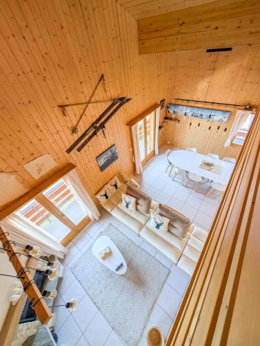 vistas panorámicas a una sala de estar con mesa y sillas en Grand chalet familial et convivial à La Tzoumaz, en La Tzoumaz