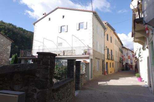- un bâtiment blanc avec un balcon dans une rue dans l'établissement Appartement Saintes Juste et Ruffine centre ancien, à Prats-de-Mollo-la-Preste