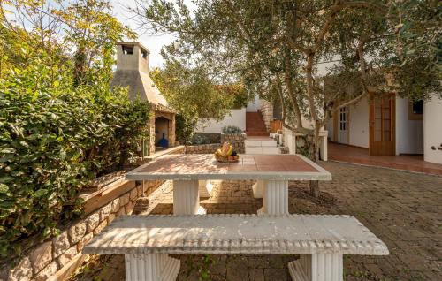 una mesa de picnic en el patio de una casa en Gorgeous Apartment In Lukoran With House Sea View, en Lukoran