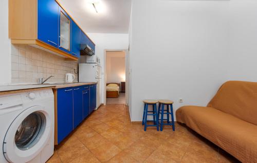 cocina con lavadora y sofá en Gorgeous Apartment In Lukoran With House Sea View, en Lukoran