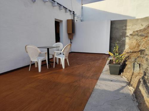 a dining room with a table and chairs at Anmar, rincón de desconexión y naturaleza in Playa de Tasarte