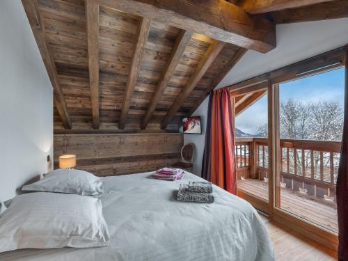 Postel nebo postele na pokoji v ubytování Le Cheval Blanc et Le Loup Blanc, jacuzzi, hammam, skis aux pieds