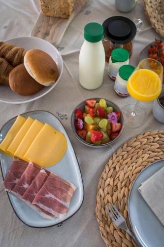 een tafel met kaasplaten en fruit bij Tovve Loft in Schagen