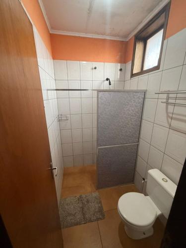 a bathroom with a toilet and a shower at Pousada cores in Olímpia