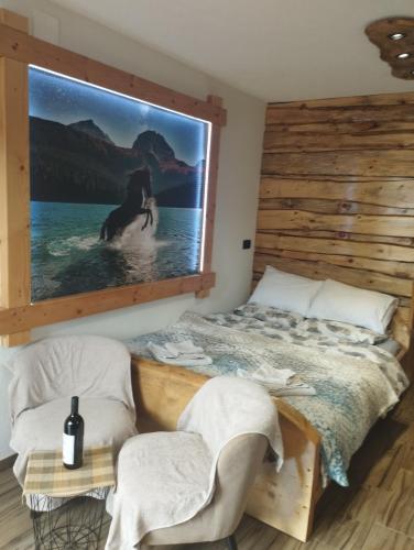 une chambre avec un lit et une photo d'une femme dans l'eau dans l'établissement Apartman Andjeo, à Žabljak