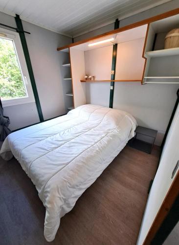 Chalet Lot 10 في Herm: غرفة نوم بها سرير في غرفة صغيرة