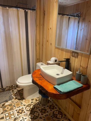 Koupelna v ubytování Loft 4 personas con hot tub cercano a Punta de Lobos