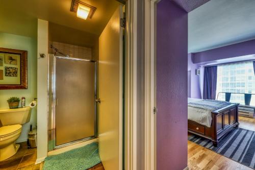 een badkamer met een douche en een bed in een kamer bij Newmark Tower Seattle Suite in Seattle