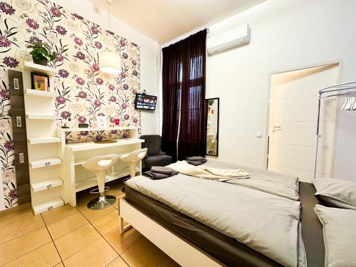 Ένα ή περισσότερα κρεβάτια σε δωμάτιο στο Cozy Central Studio AC- Purple Room
