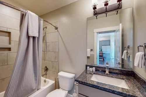 Un baño con inodoro, lavabo y ducha. en Rim View 4, en Spanish Valley