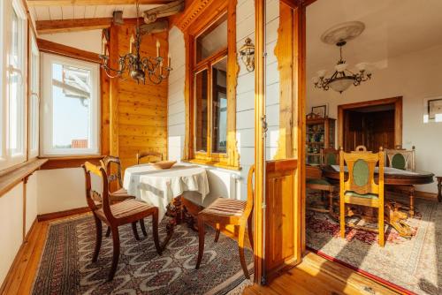 a dining room with a table and chairs at Unik Villa- Luxus Appartemente im Oberharz in Sankt Andreasberg