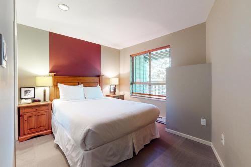 Giường trong phòng chung tại Town Plaza, Unit 302