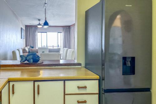 cocina con nevera y sala de estar. en Costa Smeralda by First Private Stays, en Margate