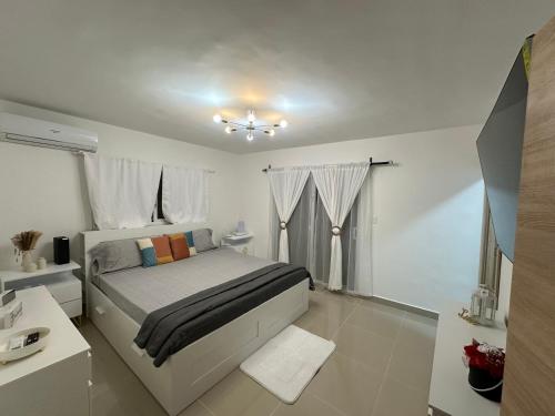 Una cama o camas en una habitación de Lujosa villa