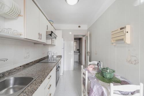 エル・メダノにあるCasa Horizonteの白いキッチン(シンク、カウンター付)