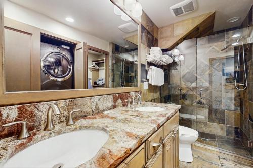 ein Badezimmer mit zwei Waschbecken und einer Dusche in der Unterkunft Lake Chelan Shores - Beachfront Splendor 12-5 in Lakeside