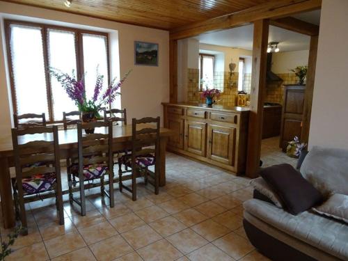 Gîte à Luc في Castelnau-de-Mandailles: غرفة معيشة بها طاولة طعام ومطبخ