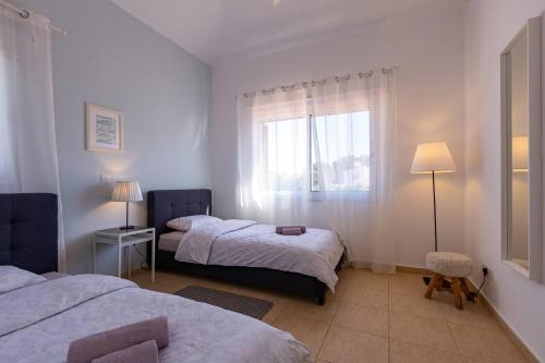 Postel nebo postele na pokoji v ubytování Villa Sapphire - Luxury 5BR Designer Retreat with a Private Swimming Pool