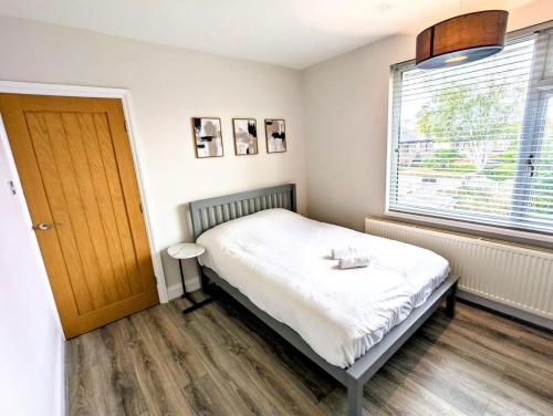 Postel nebo postele na pokoji v ubytování Recently renovated 4 bed home