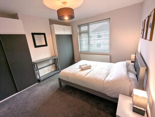 Postel nebo postele na pokoji v ubytování Recently renovated 4 bed home