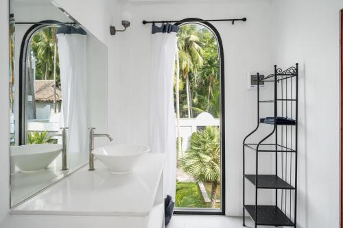 a bathroom with two sinks and a mirror at Shanti Rock Residence Koh Phangan in Ko Kong Nui
