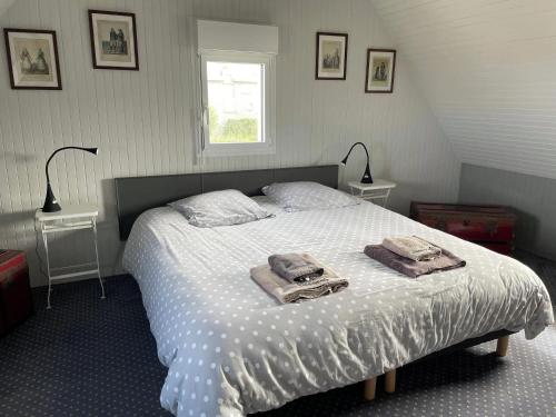 Postel nebo postele na pokoji v ubytování Villa spacieuse avec piscine à Plounéour-Brignogan