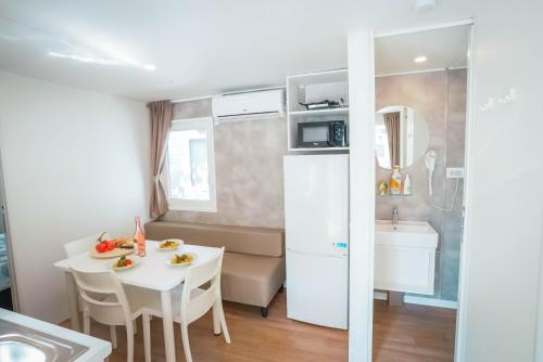 Kuchyň nebo kuchyňský kout v ubytování Happy Camp mobile homes in Villaggio Turistico Internazionale Eden